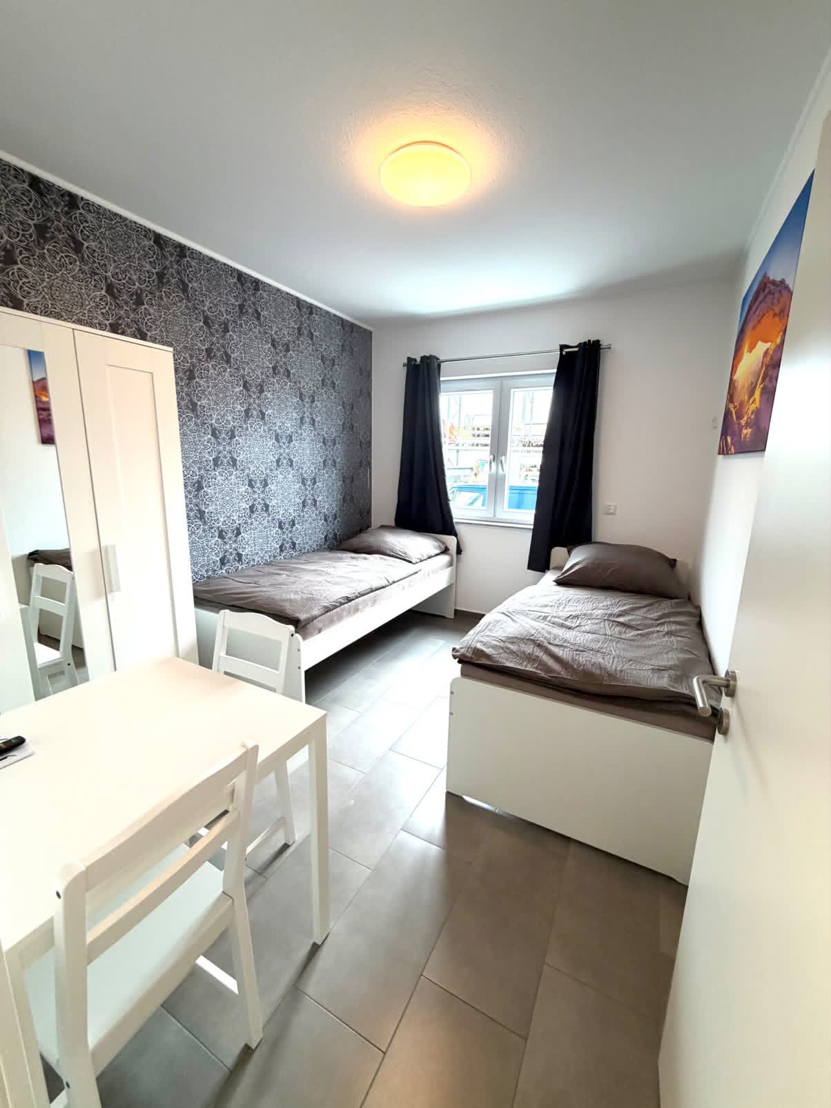 Sauberes Zimmer mit zwei Betten